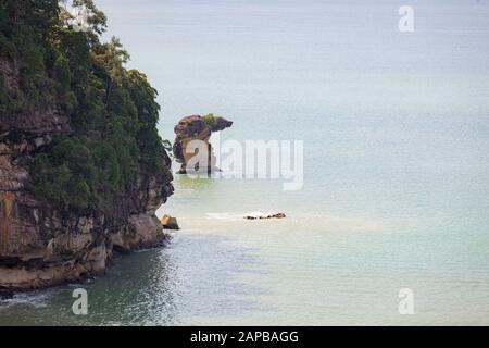 Felsformation des Meeresstapels im Bako-Nationalpark Sarawak Malaysia Stockfoto