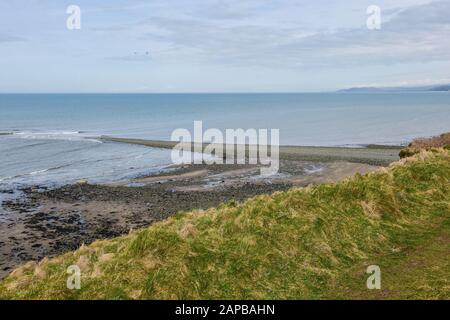 Sarn Wallog, auf walisisch Sarn Gynfelyn genannt, erstreckt sich in Cardigan Bay Wales UK Stockfoto