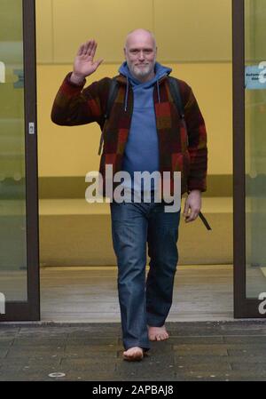 Der Baumchirurg Benjamin Atkinson, 43, verlässt den Westminster Magistrates' Court in London barfuß, wo er die Übertretung auf einem geschützten Gelände verweigert hat, nachdem er beschuldigt wurde, den Elizabeth Tower skaliert zu haben. Stockfoto