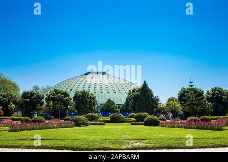 Porto, PORTUGAL - MAI 2018: Touristen, die die Gärten des Kristallpalastes und den Pavillon Rosa Mota besuchen Stockfoto