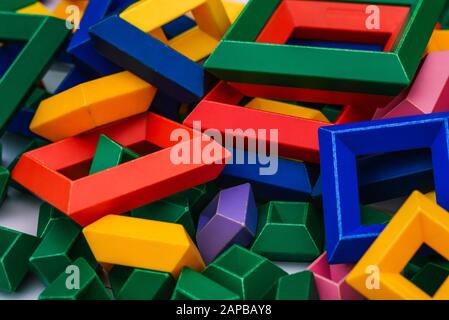 Entwickeln von Spielzeugen für Kinder. Farbige Blöcke des Designers Stockfoto