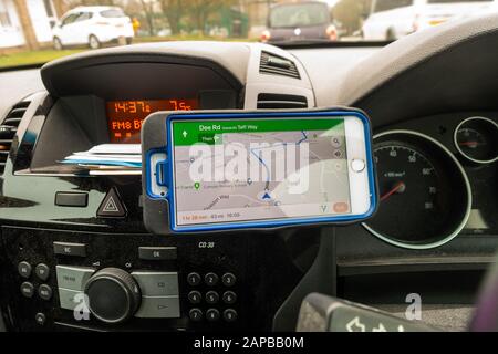 Google Maps App, die auf einem iPhone Smartphone als Satellitennavigationssystem verwendet wird, um eine Route in einem Auto zu planen. Stockfoto