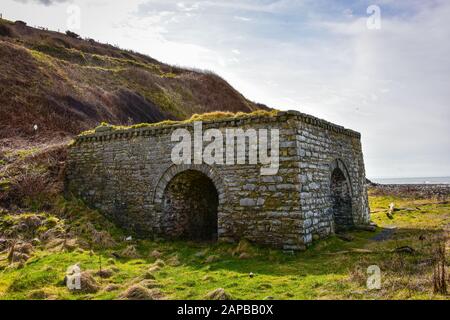 Ein alter stillgenutzter Limesofen auf dem Küstenweg Ceredigion in Wallog, der zwischen Clarach und Borth liegt Stockfoto