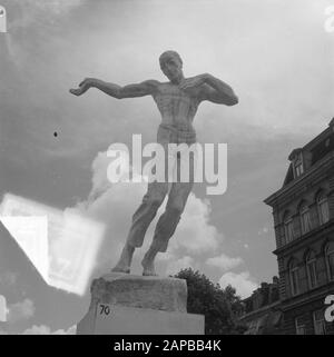 Ausstellung für Skulpturen im Frederiksplein in Amsterdam Anmerkung: Aufgabe Volkskrant Datum: 30. Mai 1951 Ort: Amsterdam Schlagwörter: Skulptur, Skulpturen, Ausstellungen Stockfoto