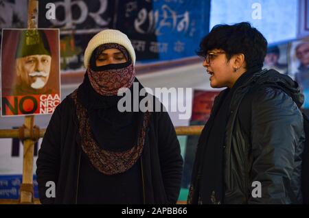 Frauen Protestieren gegen CAA & NRC, Shaheen Bagh, Neu-Delhi, Indien - 12. Januar 2020: Zwei junge Mädchen zur Unterstützung von Frauen Demonstranten. Stockfoto