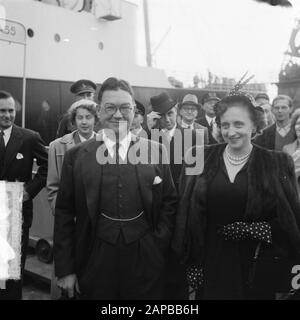 Ankunft von Margaret Truman, Sängerin und Tochter des amerikanischen präsidenten, verlässt das Nachtboot in Hoek van Holland. Sie wird begleitet von der amerikanischen Botschafterin Selden Chapin Datum: 12. Juni 1951 Ort: Hoek van Holland Schlüsselwörter: Besuche, Diplomaten, Frauen, Sänger persönlicher Name: Chapin Selden, Truman, Margaret Stockfoto