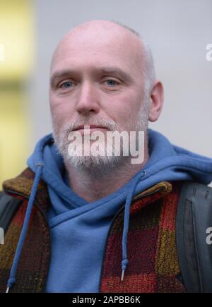 Der Baumchirurg Benjamin Atkinson, 43, verlässt den Westminster Magistrates' Court in London, wo er die Übertretung auf einem geschützten Gelände verweigert hat, nachdem er beschuldigt wurde, den Elizabeth Tower skaliert zu haben. PA Foto. Bilddatum: Mittwoch, 22. Januar 2020. Atkinson soll am Palast von Westminster den Uhrturm hinauf geklettert haben, bevor er am 18. Oktober letzten Jahres zwei Vom Erlöschen bedrohte Rebellion Flaggen von der Spitze entflammen hat. Siehe PA Story COURTS Atkinson. Der Lichtbildkredit sollte lauten: Nick Ansell/PA Wire Stockfoto