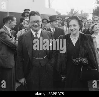 Ankunft von Margaret Truman, Sängerin und Tochter des amerikanischen präsidenten, in Hoek van Holland Datum: 12. Juni 1951 Ort: Hoek van Holland Schlüsselwörter: Besuche, Frauen, Sänger persönlicher Name: Truman, Margaret Stockfoto