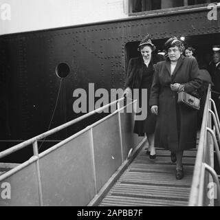 Ankunft von Margaret Truman, Sängerin und Tochter des amerikanischen präsidenten, Verlassen des Nachtboots in Hoek van Holland Datum: 12. Juni 1951 Ort: Ecke Holland Schlüsselwörter: Besuche, Frauen, Sänger persönlicher Name: Truman, Margaret Stockfoto