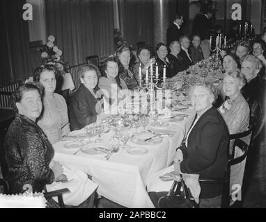 40 Jahre Jubiläum der niederländischen Gesellschaft Housevrouwen (Amsterdam) (Mrs Driesen) Datum: 21. November 1953 Ort: Amsterdam, Noord-Holland Schlüsselwörter: JULEA Institutionenname: Niederländischer Verband Hausfrauen Stockfoto