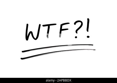 Nahaufnahme der Abkürzung WTF?! Handschriftlich auf weißem Hintergrund. Stockfoto