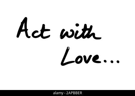 Nahaufnahme eines Gesetzes mit Liebe…-Nachricht handschriftlich auf weißem Hintergrund. Stockfoto
