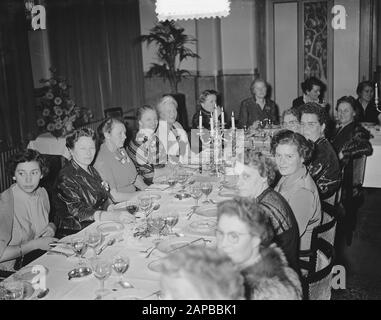 40 Jahre Jubiläum der niederländischen Gesellschaft Housevrouwen (Amsterdam) (Mrs Driesen) Datum: 21. November 1953 Ort: Amsterdam, Noord-Holland Schlüsselwörter: JULEA Institutionenname: Niederländischer Verband Hausfrauen Stockfoto