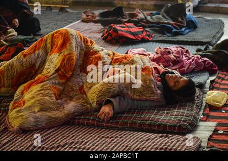 Frauen Protestieren gegen CAA & NRC, Shaheen Bagh, Neu-Delhi, Indien - 12. Januar 2020: Frauen protegieren, nachdem sie die ganze Nacht in knochenkalter Kälte verbracht haben. Stockfoto