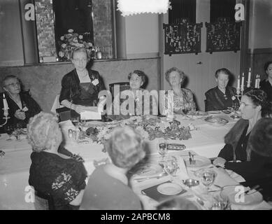 40 Jahre Jubiläum der niederländischen Gesellschaft Housevrouwen (Amsterdam) (Mrs Driesen) Datum: 21. November 1953 Ort: Amsterdam, Noord-Holland Schlüsselwörter: JULEA Institutionenname: Niederländischer Verband Hausfrauen Stockfoto