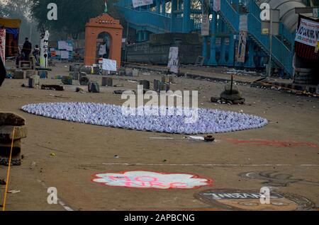 Frauen Protestieren gegen CAA & NRC, Shaheen Bagh, Neu-Delhi, Indien - Papierboote mit einer Nachricht von Demonstranten in Shaheen Bagh, Neu-Delhi. Stockfoto