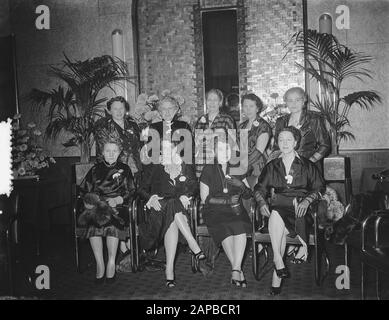 40 Jahre Jubiläum der niederländischen Gesellschaft Housevrouwen (Amsterdam) (Mrs Driesen) Datum: 21. November 1953 Ort: Amsterdam, Noord-Holland Schlüsselwörter: JULEA Institutionenname: Niederländischer Verband Hausfrauen Stockfoto