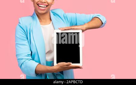 Nicht erkennbare schwarze Frau mit leerem Computerbildschirm Stockfoto