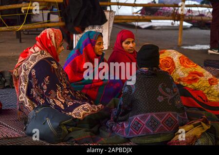 Frauen Protestieren gegen CAA & NRC, Shaheen Bagh, Neu-Delhi, Indien - 12. Januar 2020:Einige Demonstranten, nachdem sie eine ganze Nacht in knochenfrostender Kälte verbracht haben Stockfoto