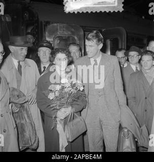 Ankunft Hillary (Mount Everest Climber) in Amsterdam Datum: 13. November 1953 Ort: Amsterdam, Noord-Holland Schlüsselwörter: Ankunft persönlicher Name: Hillary Stockfoto