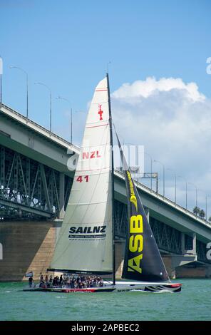 Das Segelboot auf dem Waitemata Harbour führt unter der Harbour Bridge vorbei. Vom Nordufer aus gesehen. Auckland, Neuseeland. Stockfoto