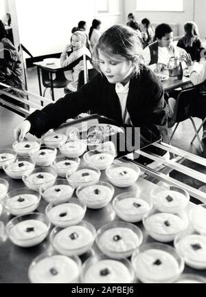 Dinnertime, Grundschule, Nottingham UK 1986 Stockfoto