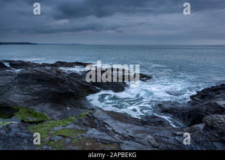 Moody Skies an den felsigen Ufern der Boobys Bay Cornwall Uk Stockfoto