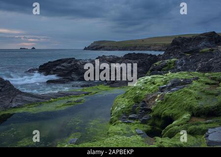 Moody Skies und Rocky Shores in Booby's Bay Cornwall Stockfoto