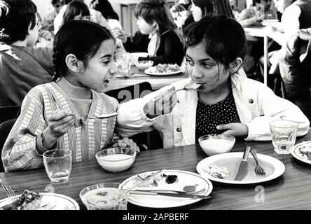 Dinnertime, Grundschule, Nottingham UK 1986 Stockfoto