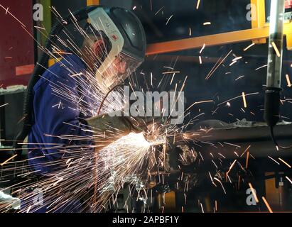 22. Januar 2020, Sachsen-Anhalt, Halle: Ein Mitarbeiter der Maschinenbau und Service GmbH (MSG) in Ammendorf nutzt ein abgeschnittenes Mahlwerk, um korrodierte Metallteile aus dem Balken in einem Wagenkasten der Klasse 481 der S-Bahn Berlin zu schneiden. Allein 2020 wird die Bahn rund 90 Fahrzeuge dieser Baureihe sanieren, um sie für weitere zehn Jahre fit zu machen. Vermutlich hat jeder 20. Der 500 Doppelwagen schwere Korrosionsschäden. Diese werden bei der MSG in Halle-Ammendorf, wo die Wagen 1997-2004 gebaut wurden, umfassend repariert. Dazu müssen Teile der Längsbalken entfernt und ersetzt werden. An der Berliner S-Bah Stockfoto