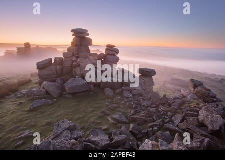 Nebeliger Sonnenaufgang am Staple Tor Dartmoor Devon Uk Stockfoto