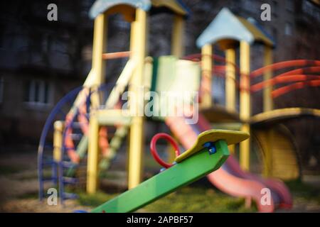 Spielplatz im Freien mit neuem Schaukelteterboard. Stockfoto