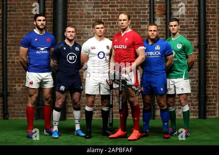 Teamkapitäne posieren für ein Foto mit der Six Nations Trophäe (links nach rechts) Frankreichs Charles Ollivon, Schottlands Stuart Hogg, Englands Owen Farrell, Wales' Alun Wyn Jones, Italiens Luca Bigi und Irlands Jonathan Sexton während der Guinness Six Nations Launch im Tobacco Dock, London. Stockfoto