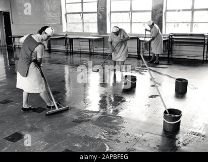 Reinigung nach dem Abendessen, Grundschule Birmingham, Großbritannien 1987 Stockfoto