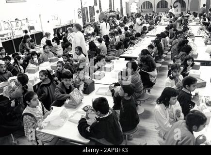 Dinnertime, Grundschule, Nottingham UK 1991 Stockfoto