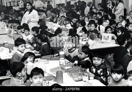 Dinnertime, Grundschule, Nottingham UK 1991 Stockfoto