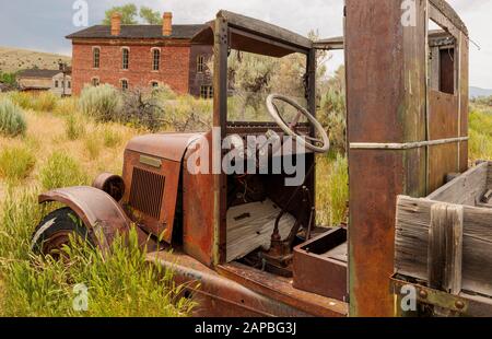 MT00424...MONTANA - Alter Lastwagen, der auf einem Feld in der Nähe des Hotels Meade und des Schulhauses in Bannack, einer Geisterstadt im Bannack State Park, aufgegeben wurde. Stockfoto