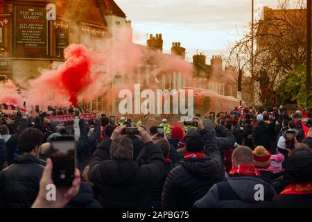 LFC-Fans geben dem Teamtrainer einen fantastischen Empfang, als sie zum Premier-League-Spiel gegen Manchester United in Anfield kommen. Stockfoto