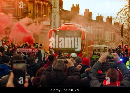 LFC-Fans geben dem Teamtrainer einen fantastischen Empfang, als sie zum Premier-League-Spiel gegen Manchester United in Anfield kommen. Stockfoto