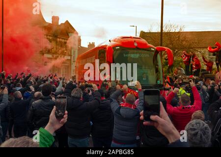 LFC-Fans geben dem Teamtrainer einen fantastischen Empfang, als sie zum Premier-League-Spiel gegen Manchester United in Anfield kommen. Stockfoto