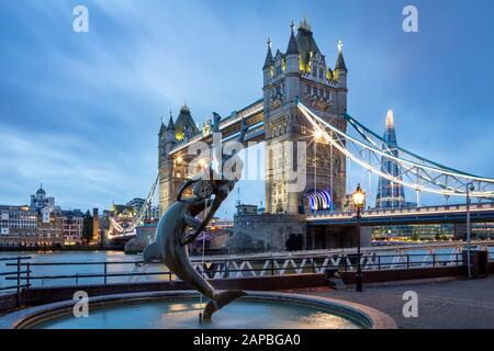 David Wynne's Girl mit einer Delfinstatue und einem Springbrunnen unterhalb der Tower Bridge, London, England, Großbritannien Stockfoto