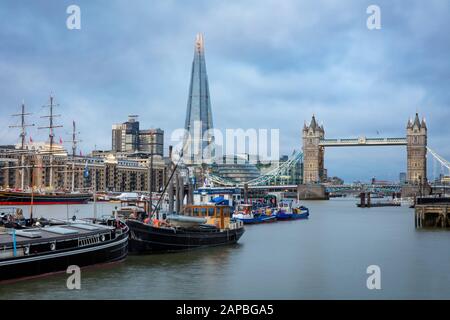 Clipper Ship Stad Amsterdam und kommerzielle Lastkähne auf der Themse unterhalb der Tower Bridge und Shard, London, England, Großbritannien Stockfoto