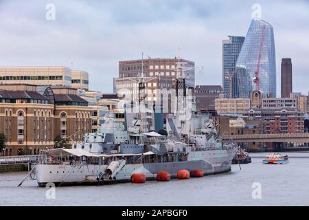 HMS Belfast - ein WWII Light Cruiser (Komm. 1938) - heute Teil des Imperial war Museum, das entlang der South Bank, der Themse, London, England, Großbritannien, gegraben wurde Stockfoto