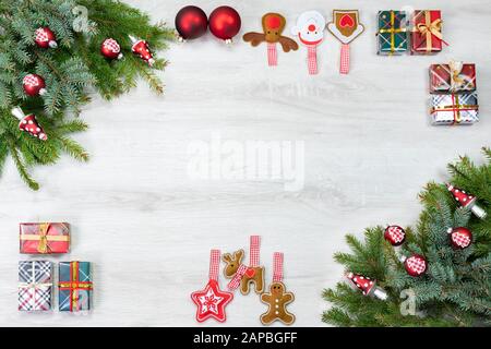 Weihnachten traditionelle Dekorationen in rot-weiß und grün bilden einen Rahmen für das Kundendesign. Draufsicht fotografiert verspottete nach oben. Stockfoto