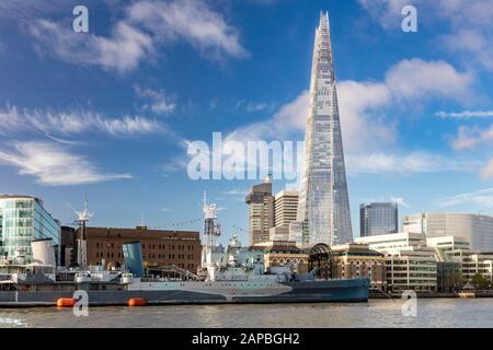 Die "HMS Belfast" - ein leichter Kreuzergeschwader aus dem zweiten Weltkrieg - gehört heute zum Imperial war Museum, das unterhalb des Shard entlang der South Bank, der Themse, London, England, Großbritannien, verstaut ist Stockfoto