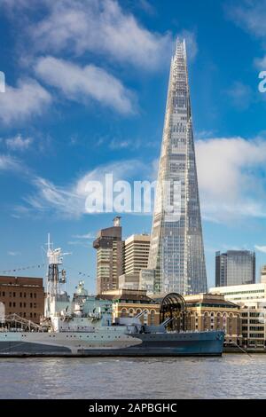 Die "HMS Belfast" - ein leichter Kreuzergeschwader aus dem zweiten Weltkrieg - gehört heute zum Imperial war Museum, das unterhalb des Shard entlang der South Bank, der Themse, London, England, Großbritannien, verstaut ist Stockfoto