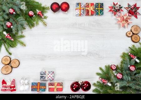 Weihnachten traditionelle Dekorationen in rot-weiß und grün bilden einen Rahmen für das Kundendesign. Von oben fotografiert verspotten. Stockfoto