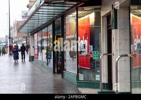 Poundland and Sports Direct Window Display in Abington Street, Northampton Town Center, England, Großbritannien. Stockfoto