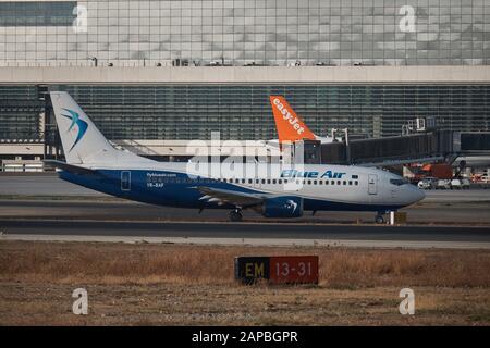 Blue Air Boeing 737-322 (YR-BAF). Málaga, Spanien. Stockfoto