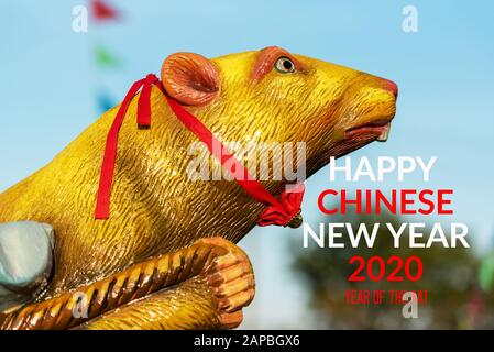 Rattenstatue am Tempel des Peak Nam Toong in Kota Kinabalu Sabah Malaysia. Grußkarte mit Text - Fröhliches chinesisches Neujahr 2020, Jahr der Ratte. Stockfoto